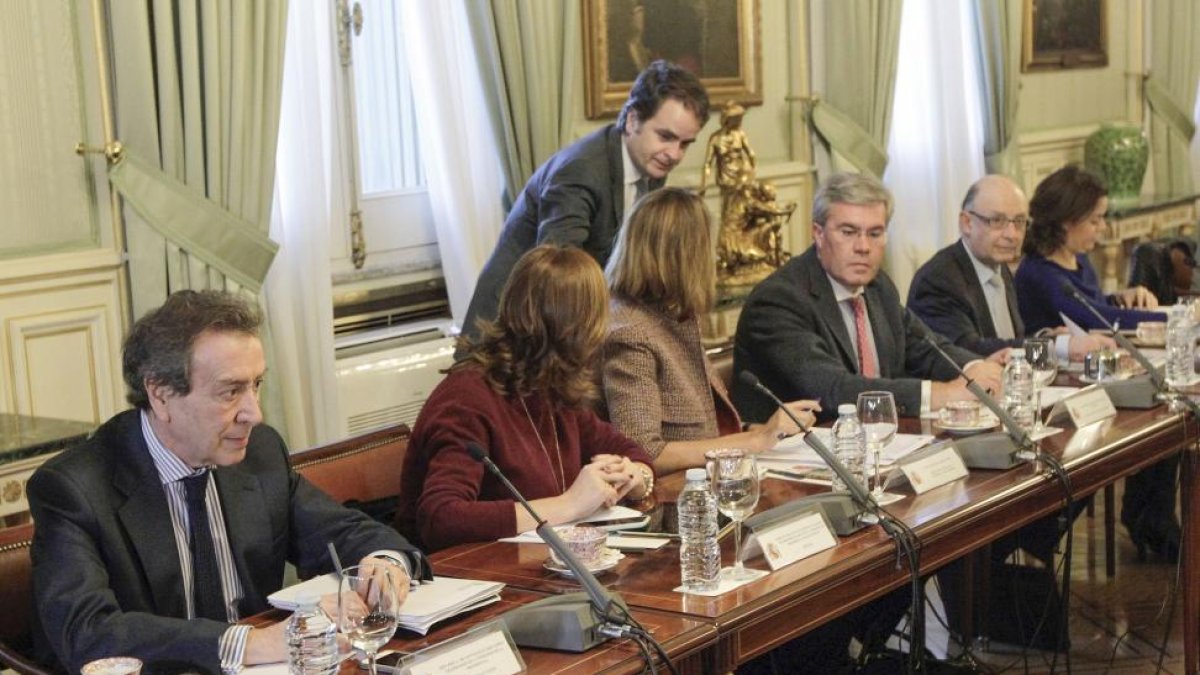 José Antonio de Santiago-Juárez, en primer término, en la reunión a la que acudieron la vicepresidenta, Sáenz de Santamaria, y el ministro Cristóbal Montoro.-ICAL