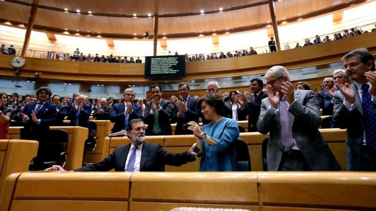 Los senadores del PP y los miembros del Gobierno aplauden a Mariano Rajoy en el Senado, donde ha defendido el 155.-JUAN MANUEL PRATS