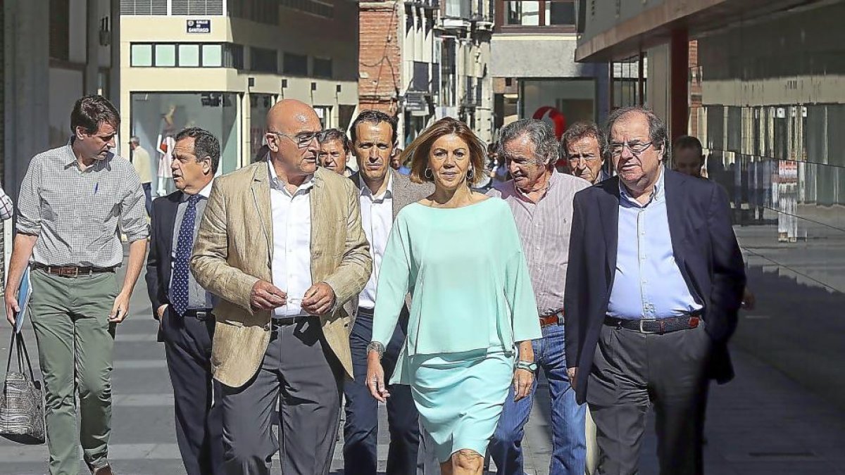 Jesús Julio Carnero, María Dolores de Cospedal y Juan Vicente Herrera pasean por las calles de Valladolid.-ICAL