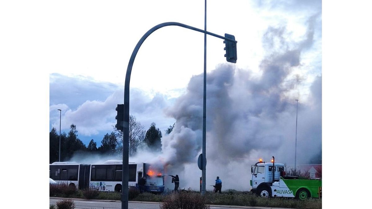 Arde un autobús en Pinar de Jalón, Valladolid. -E. M.