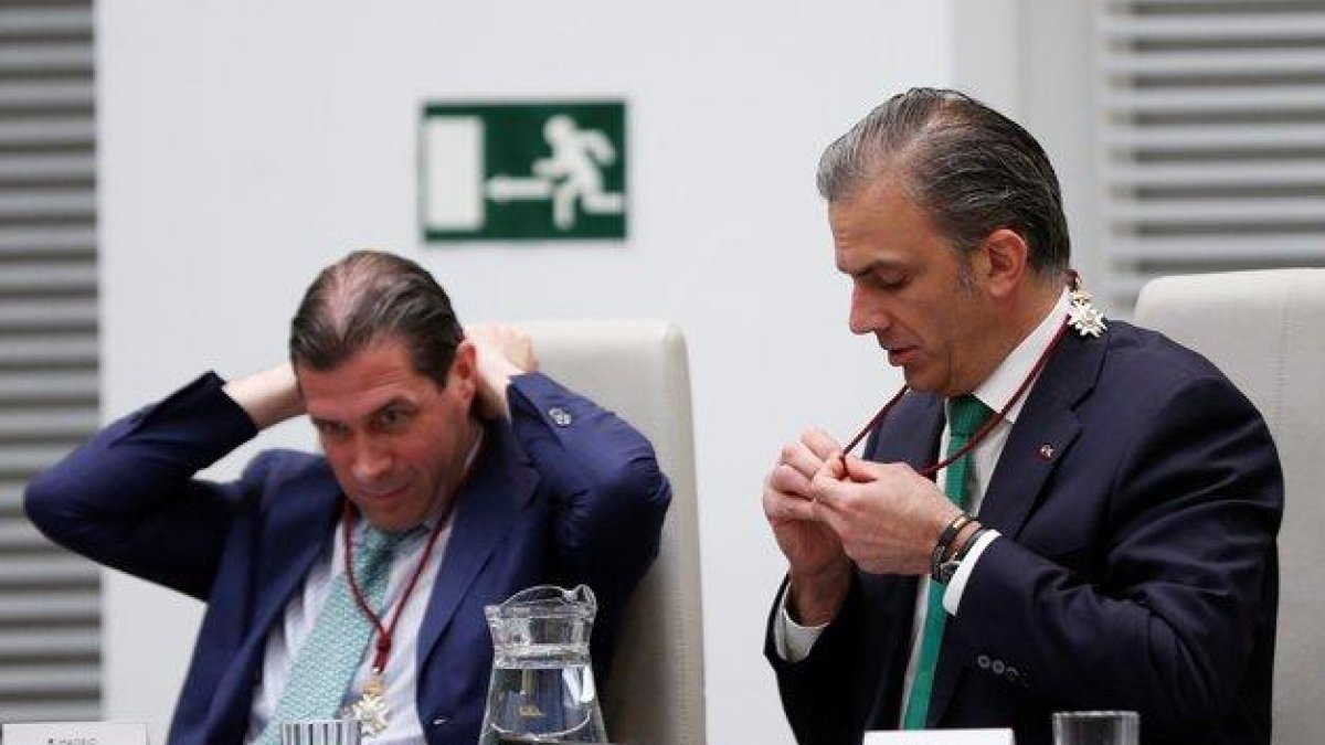 El concejal de Vox en el Ayuntamiento de Madrid Pedro Fernández (i) junto a Ortega Smith (d).-EMILIO NARANJO (EFE)