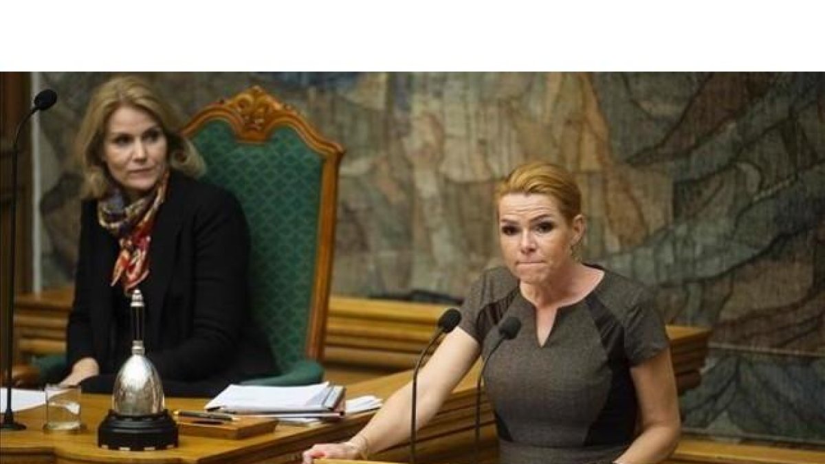 La ministra de Inmigración, Inger Stojberg, se dirige a la Cámara, este miércoles.-AFP / MARIE HALD