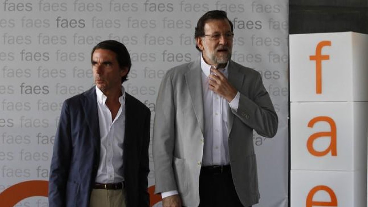 José María Aznar y Mariano Rajoy, en Madrid.-JUAN MANUEL PRATS