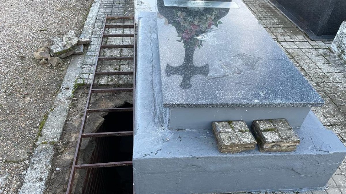 Hundimiento del suelo en el cementerio de Tordesillas que provocó la caída de una mujer.- E. M.