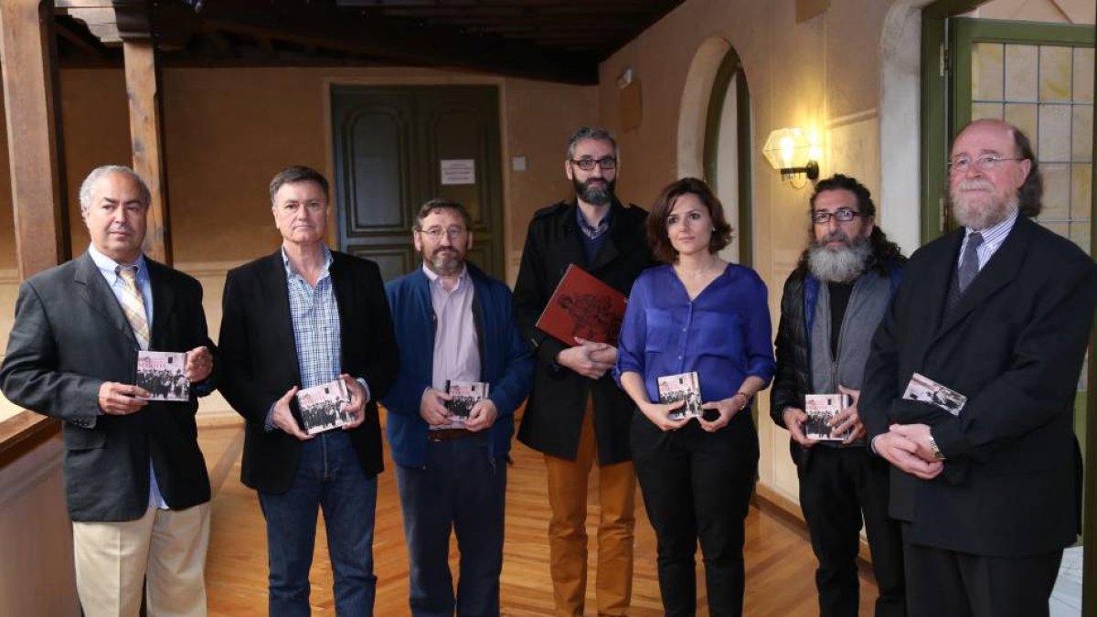 El presidente de la Diputación, Francisco Vázquez, y la directora del Instituto de la Cultura Tradicional Segoviana, Sara Dueñas, presentan el libro 'Maestros y estilos de la dulzaina en Segovia'-Ical