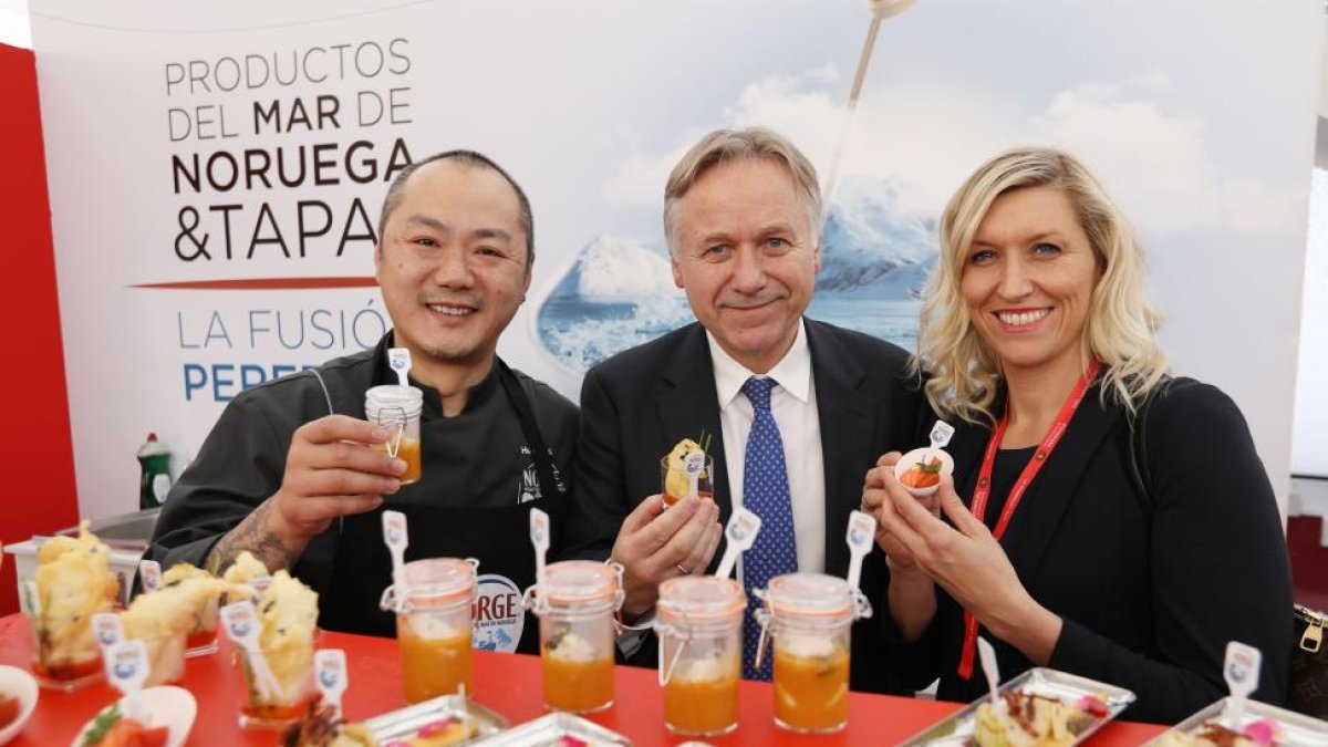 Hung Fai acompañado de Helge Skaara y Hildegunn Fure en el stand de Noruega.-J.M LOSTAU