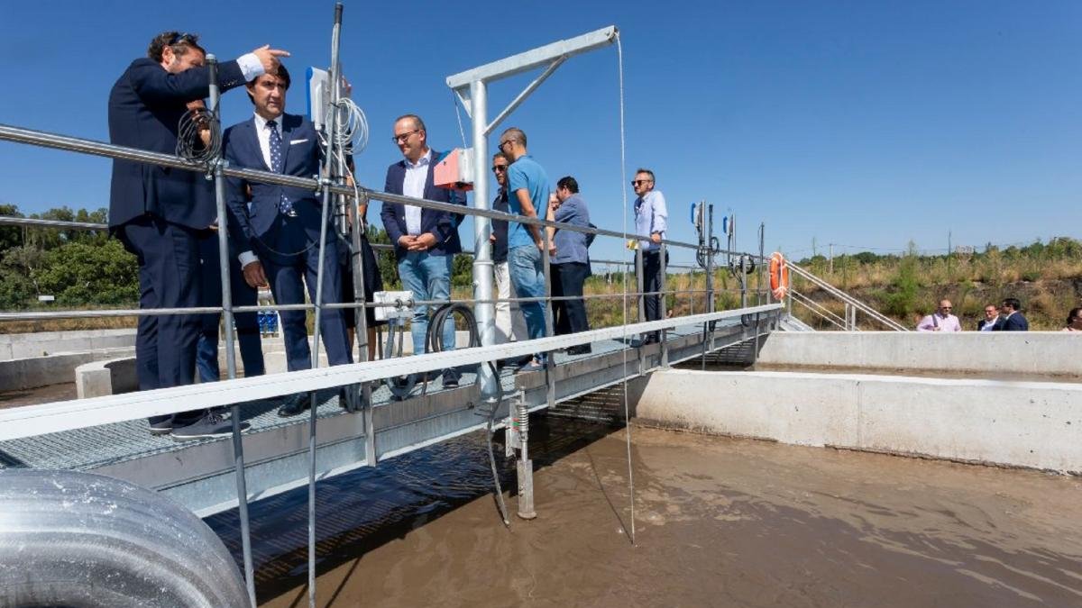 El consejero de Fomento y Medio Ambiente, Juan Carlos Suárez-Quiñones, presenta las instalaciones de la Estación Depuradora de Aguas Residuales.-R. VALTERO / ICAL