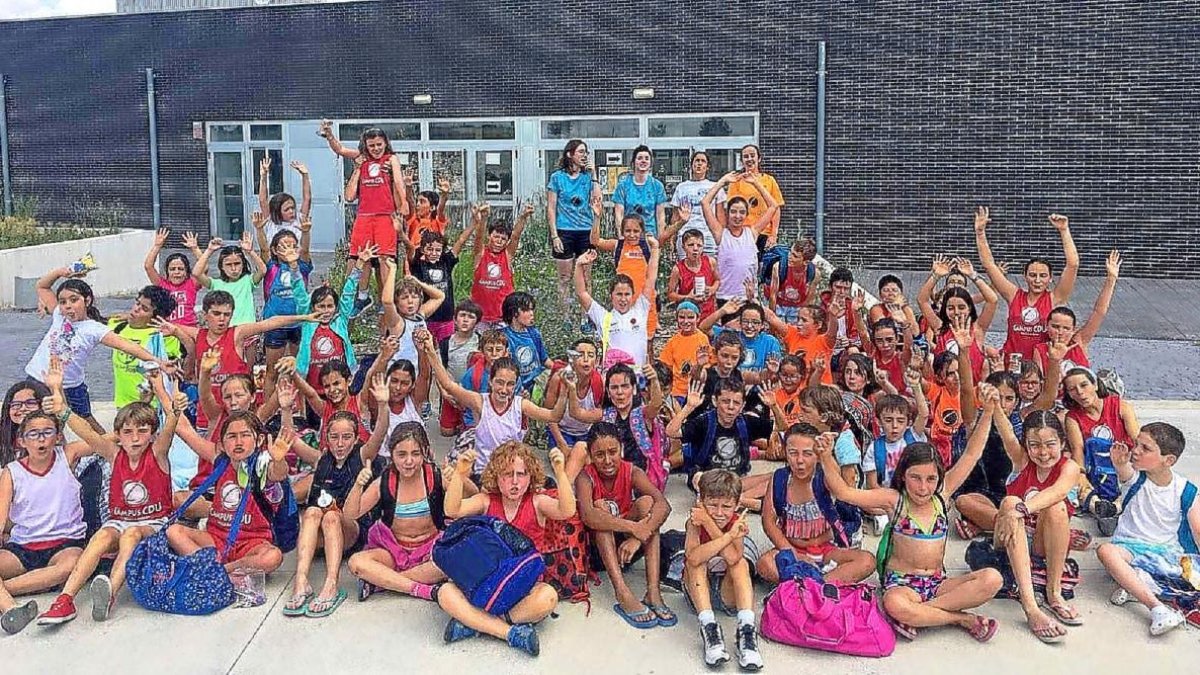 Foto de familia del IIICampus de Baloncesto ‘CDU Cantera’ que se está celebrando en Cigales esta semana.-EM
