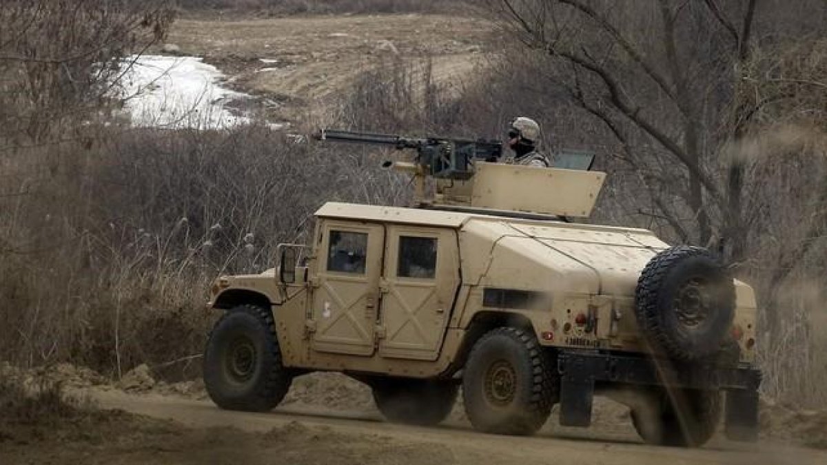 Un soldado estadounidense patrulla a bordo de un Humvee en la localidad surcoreana de Paju, junto a la frontera con Corea del Norte.-AFP / YONHAP