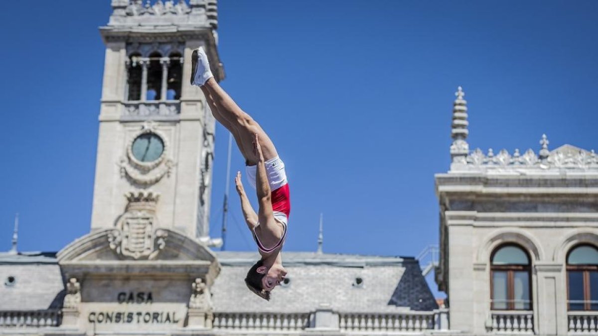 Andrés Martínez salta durante una exhibición en la Plaza Mayor de Valladolid.-EL MUNDO