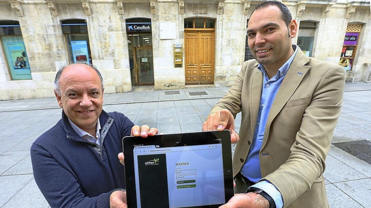 Antonio Peláez y Andrés Ferrer, creadores de la plataforma web para el cálculo de la huella de carbono en Palencia.-MANUEL BRÁGIMO