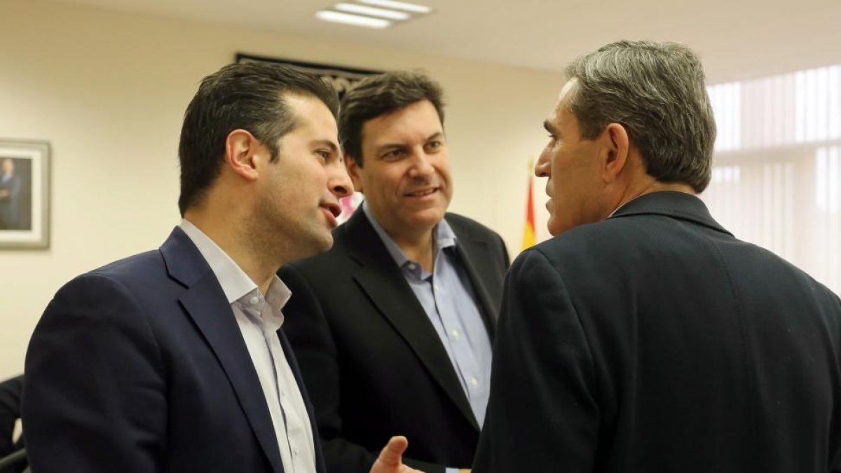 Reunión de la Mesa de las Cortes y de la Junta de Portavoces. De izquierda a derecha, el portavoz del Grupo Socialista, Luis Tudanca; el portavoz del Grupo Popular, Carlos Fernández Carriedo; y el popular Juan José Sanz.-ICAL