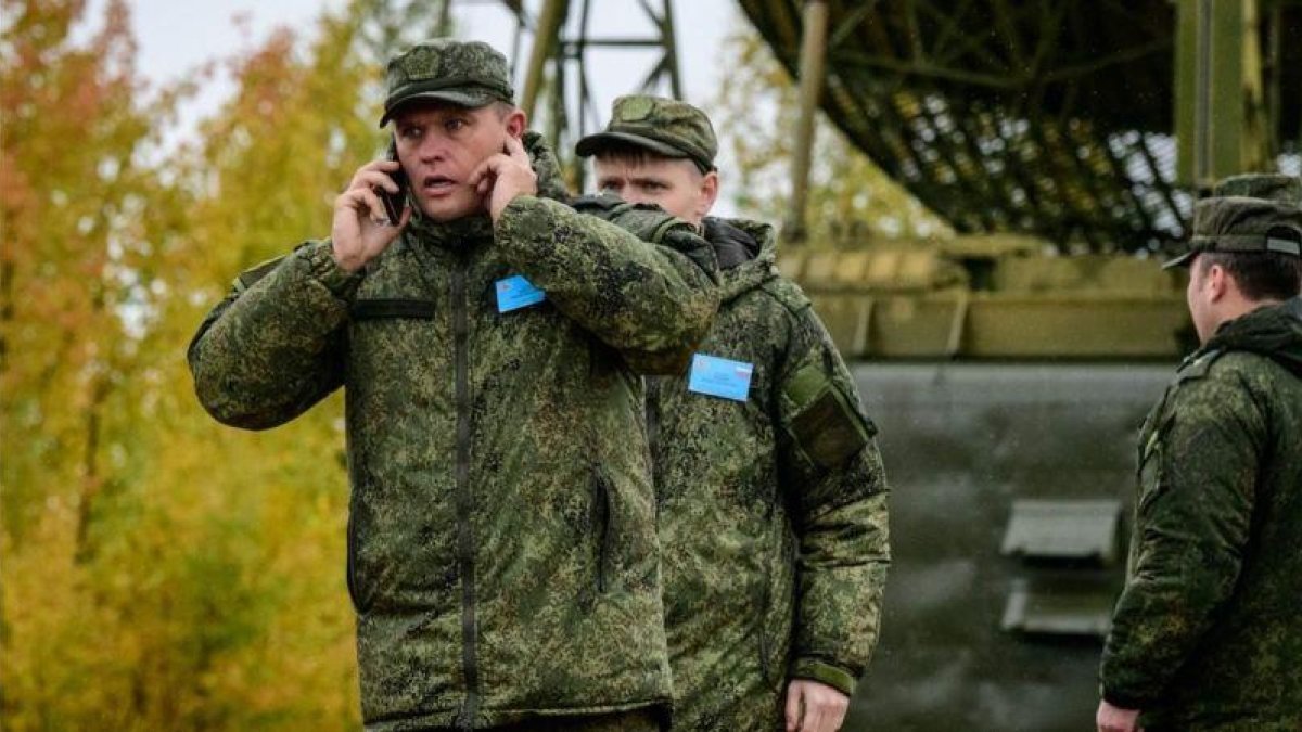 Un oficial del ejército ruso durante unos simulacros militares en el campo de entrenamiento Telemba.-MLADEN ANTONOV (AFP)