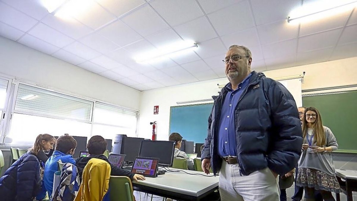 El consejero, durante su visita al centro Julián Marías.-ICAL