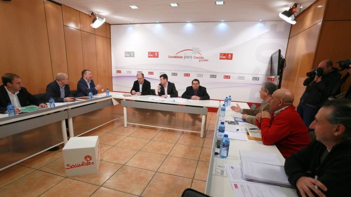 El secretario del PSCyL-PSOE, Luis Tudanca, se reúne con representantes de organizaciones agrarias de la Comunidad-Ical