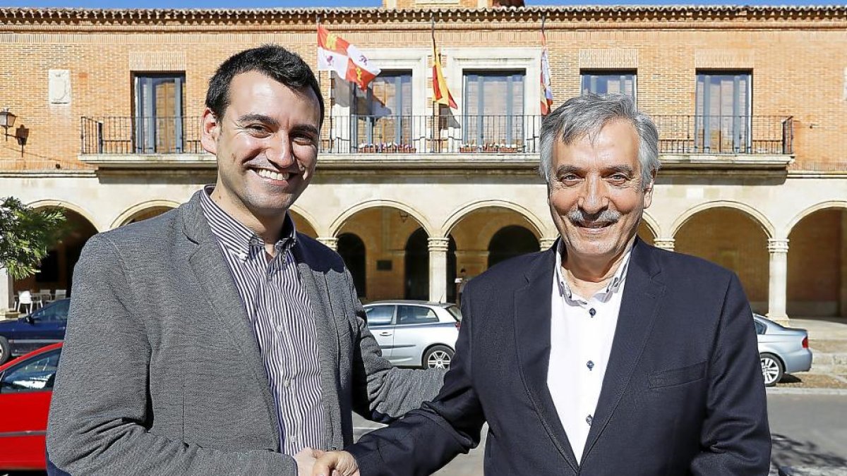 David Esteban y Artemio Domínguez se estrechan la mano frente al Ayuntamiento de Medina de Rioseco-J.M. Lostau