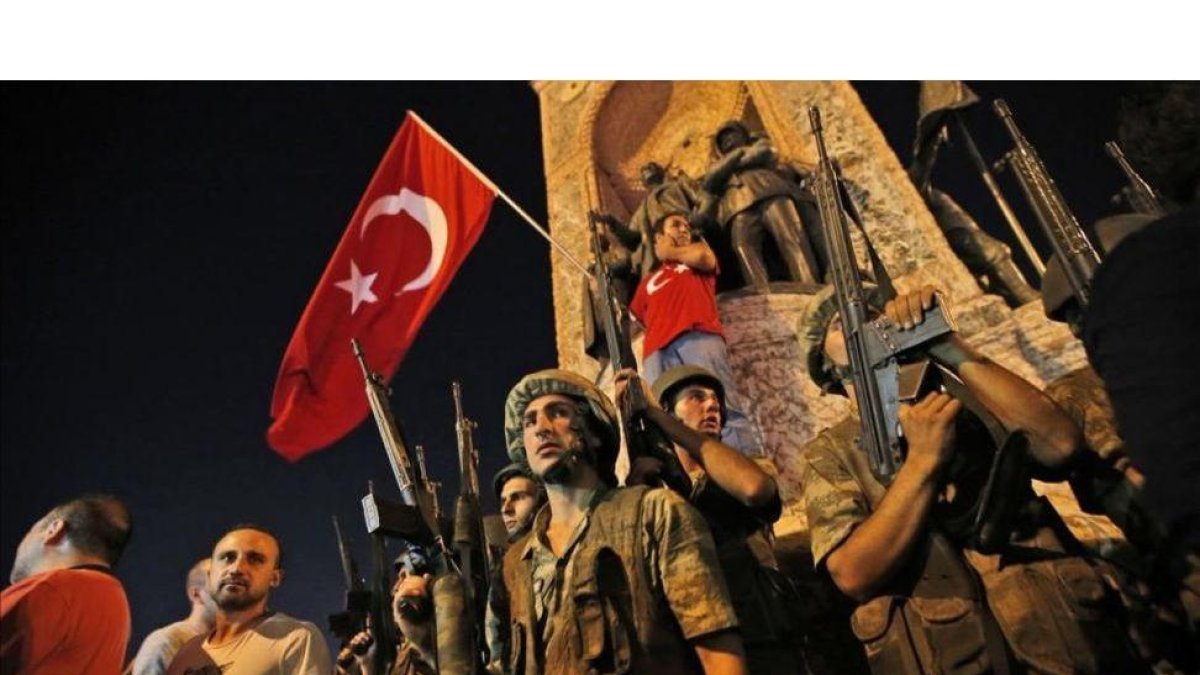 Soldados y partidarios del presidente Erdogán en la Plaza Taksim de Estambul.-AP / EMRAH GURAL