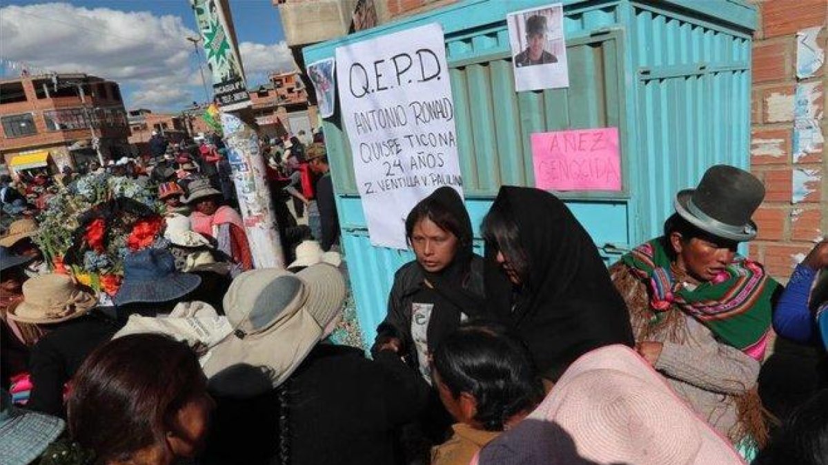 Familiares de los muertos durante las protestas en Bolivia esperan fuera del del Instituto de Investigaciones Forenses.-EFE