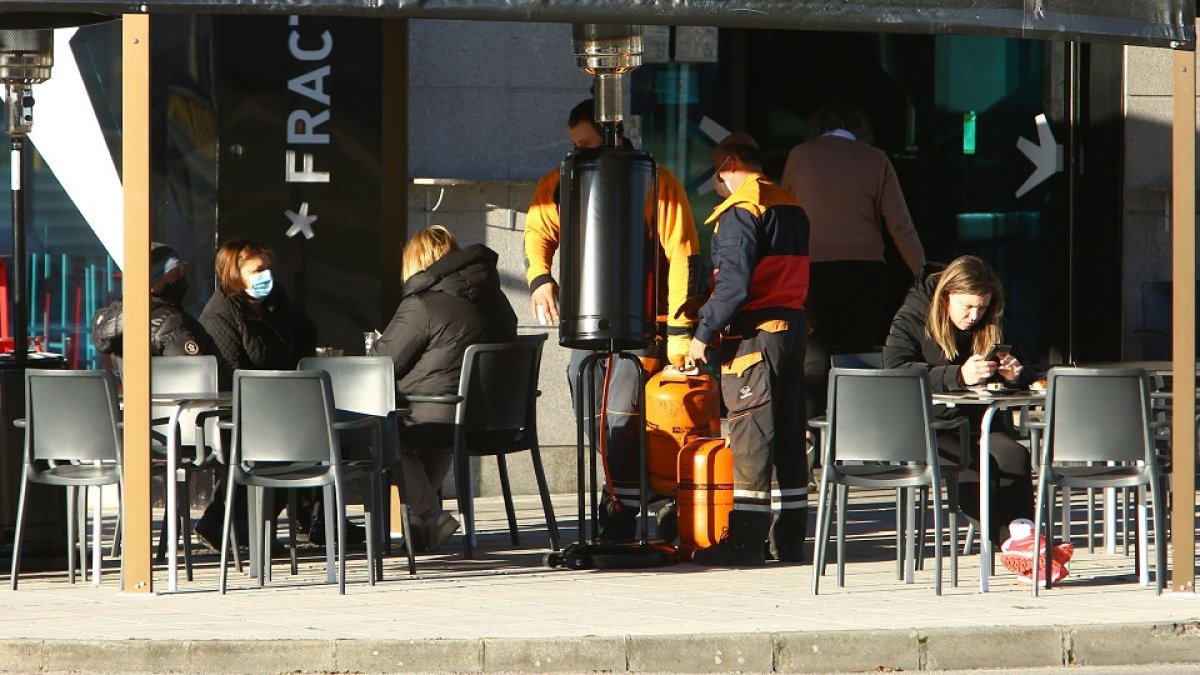 Terrazas abiertas en Ponferrada tras el cierre del interior de la hostelería.- ICAL