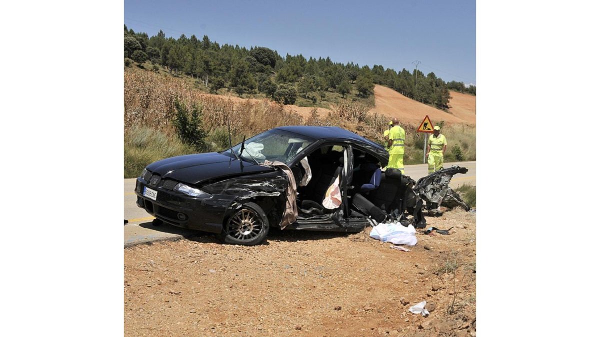 Estado en el que quedó el vehículo accidentado en Soria.-VALENTIN GUISANDE