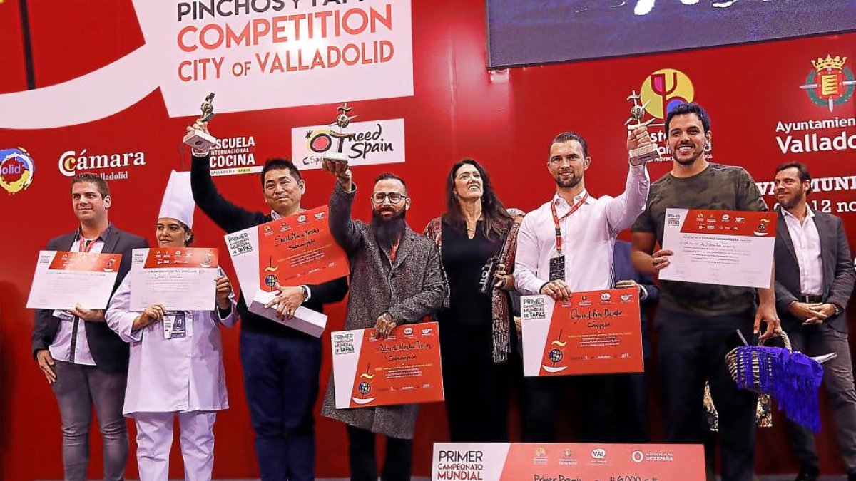 Los ganadores del Primer Campeonato Mundial de Tapas posan con sus trofeos y diplomas.-J.M. LOSTAU