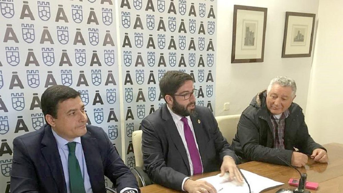 Sánchez Cabrera, flanqueado por los vicepresidentes Carlos García, a la izquierda, y Ángel Jiménez, a la derecha.-ICAL