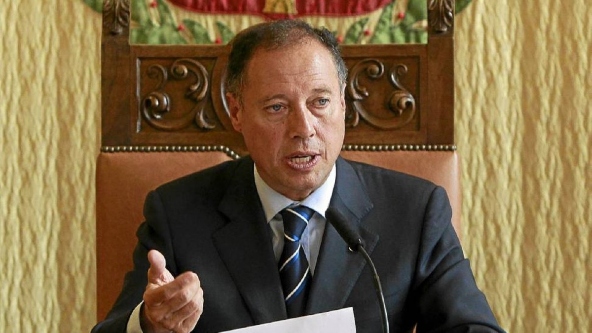 El concejal de Hacienda, Alfredo Blanco, en su presentación de las líneas del presupuestos de 2015 la semana pasada en el Ayuntamiento-J.M.Lostau