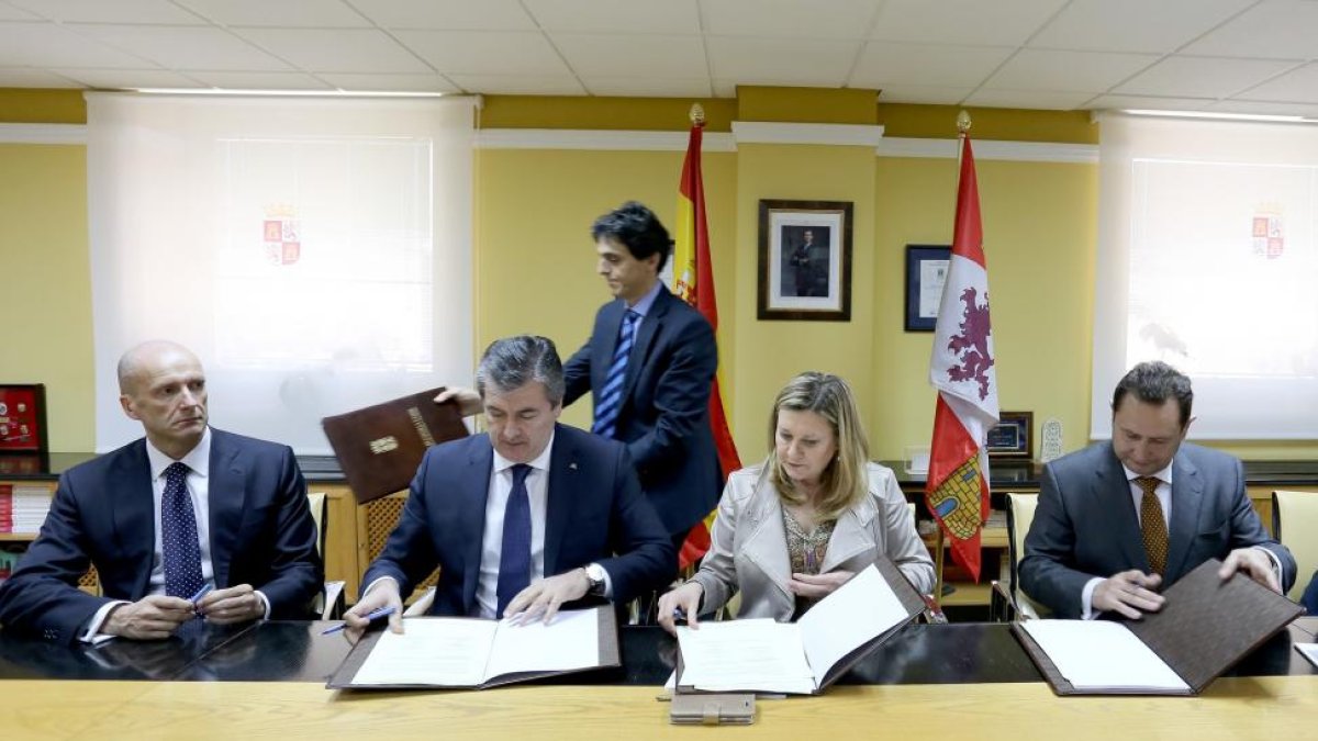 La consejera de Economía y Hacienda, Pilar del Olmo, preside la firma del convenio de adhesión de tres nuevas entidades a la Lanzadera Financiera. Junto a ella, Joaquín Da Silva; Santiago Novoa; y Teófilo Gómez-ICAL