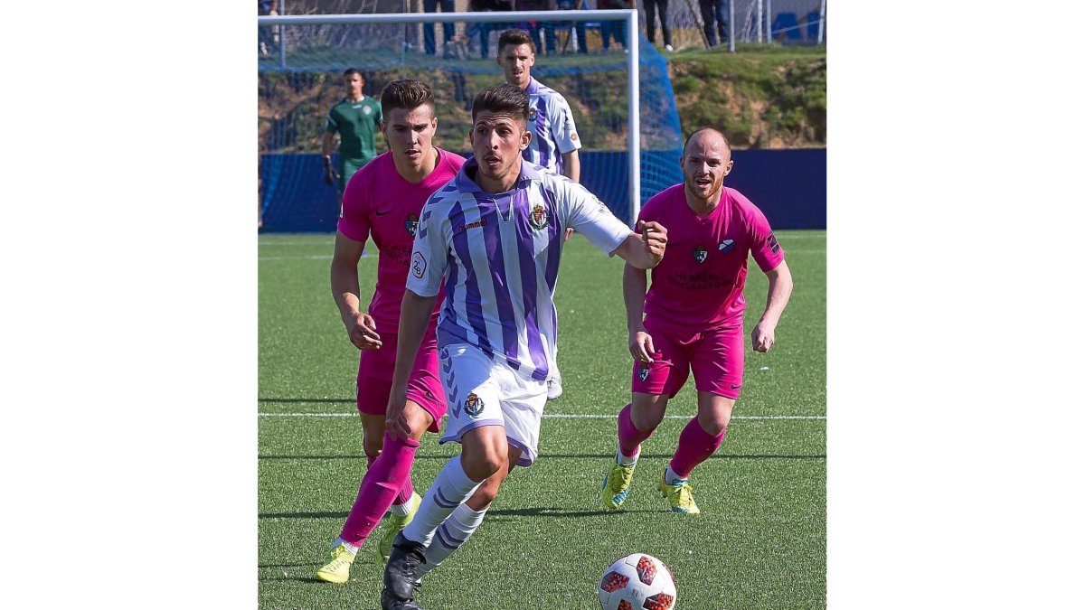 Raúl Navarro conduce el balón en el partido ante la Ponferradina.-M.Á.S.