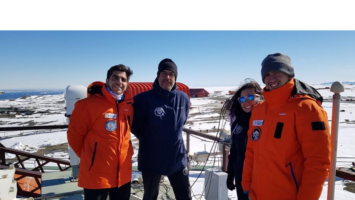 Patricia Martín y Abel Calle, investigadores del Grupo de Óptica Atmosférica (GOA), junto con el personal del Servicio Meteorológico Nacional de Argentina, en la base de Marambio. -ICAL