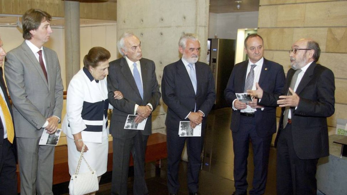 De I a D; Carlos MartÃnez, alcalde de Soria; los Duques de Soria; Darío Villanueva, presidente de la RAE; Daniel Miguel San José, rector de la UVA; y Nicolás Ortega, comisario de la exposición 'Paisajes y ciudades en las fotografías de Augusto Arcimis'-Ical