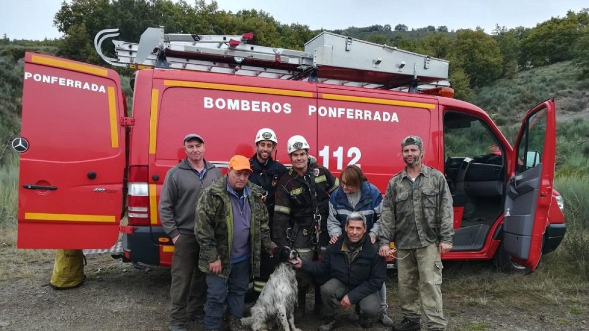 Los Bomberos rescatan a un perro que se había caído por una chimenea de 30 metros en Igüeña (León).-ICAL