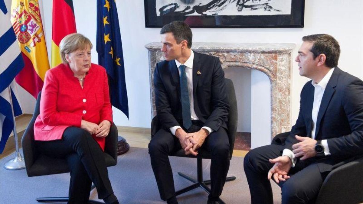 Merkel, con Sánchez y Tsipras, representantes de los dos primeros estados con los que acordó el envío de migrantes.-EFE