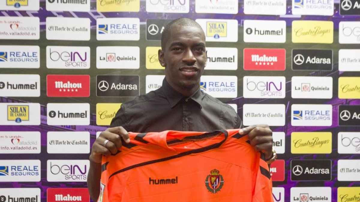 Bruno Varela muestra su nueva camiseta durante su presentación.-Pablo Requejo