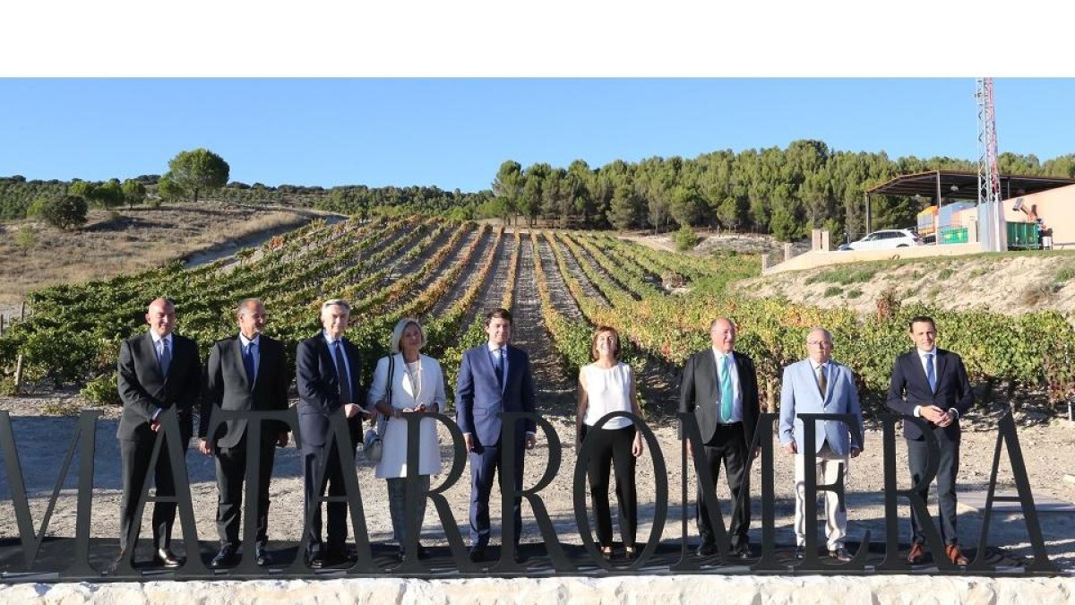 El presidente de la Junta de Castilla y León, Alfonso Fernández Mañueco, asiste a la presentación de 'Esencia Matarromera' junto al bodeguero Carlos Moro. - ICAL