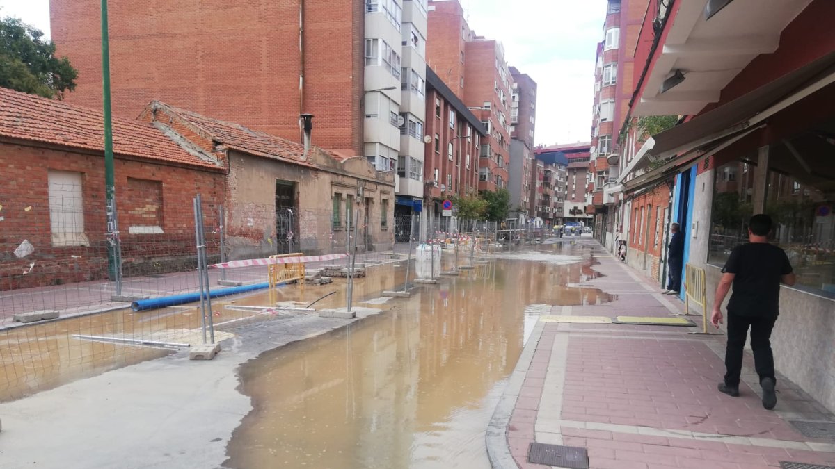 Rotura de tubería en la calle Saturno. POLICÍA VALLADOLID