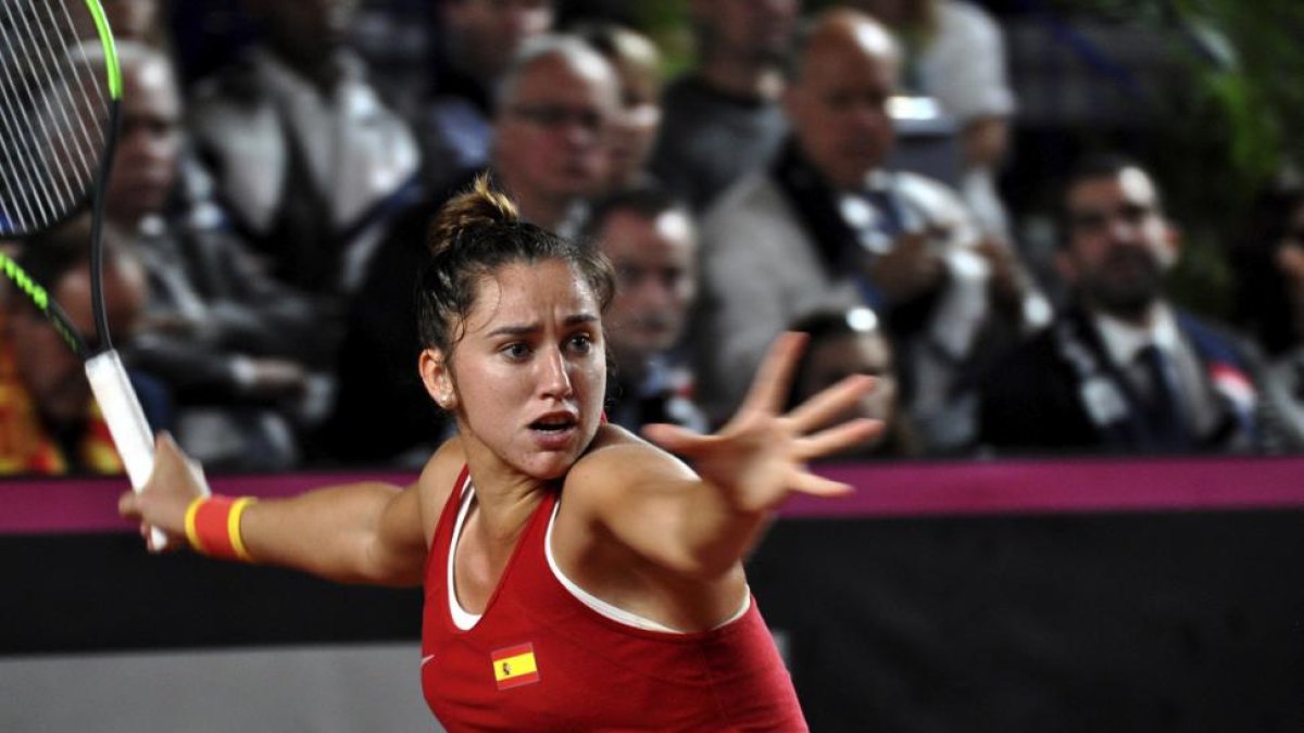 Sara Sorribes, este sábado, durante su partido frente a la francesa Pauline en la confrontación de repesca al Grupo Mundial de la Copa Federación que se disputa en Roanne.-EFE