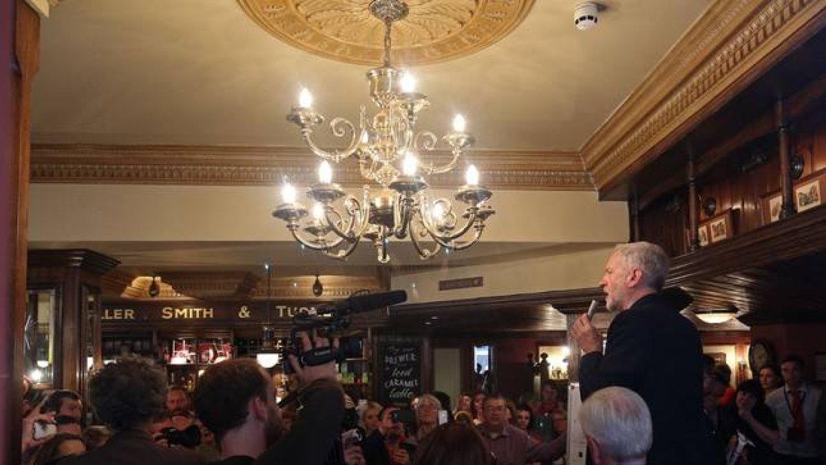 Corbyn habla a sus seguidores en un pub de Londres tras saber de su victoria en las primarias laboristas.-Foto: AFP / JUSTIN TALLIS