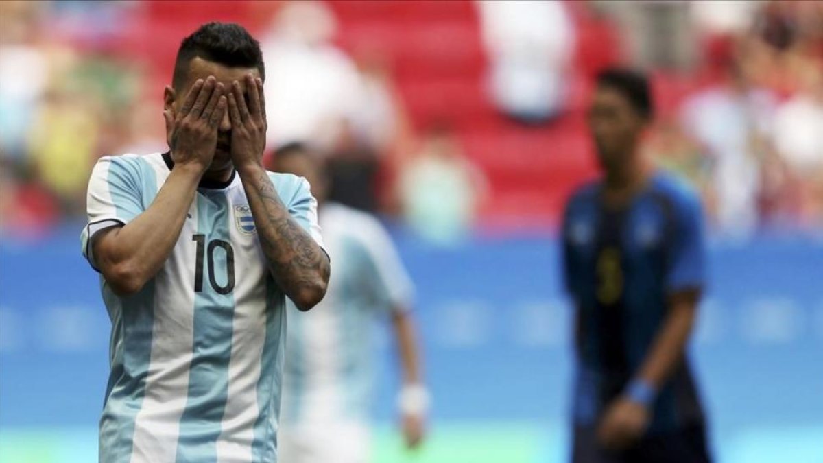 Correa se lamenta tras fallar el penalti.-REUTERS / UESLEI MARCELINO