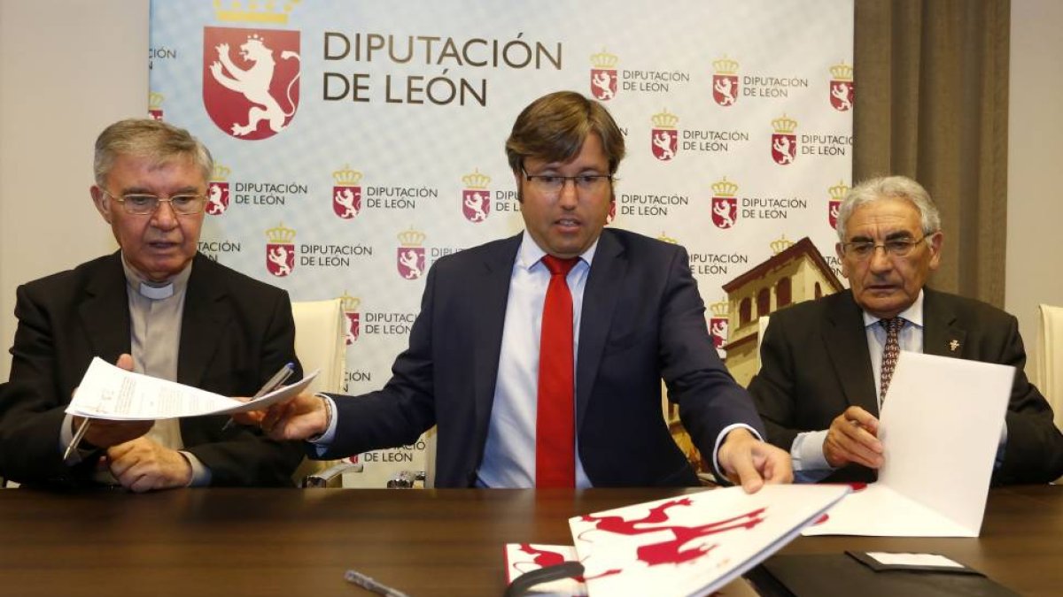 El presidente en funciones de la Diputación, Emilio Orejas, firma los convenios anuales con los Obispados de León y Astorga. Junto a él, los Vicarios de la Diócesis de León y de Astorga, Pedro Puente (D) y Marcos Lobato (I)-ICAL
