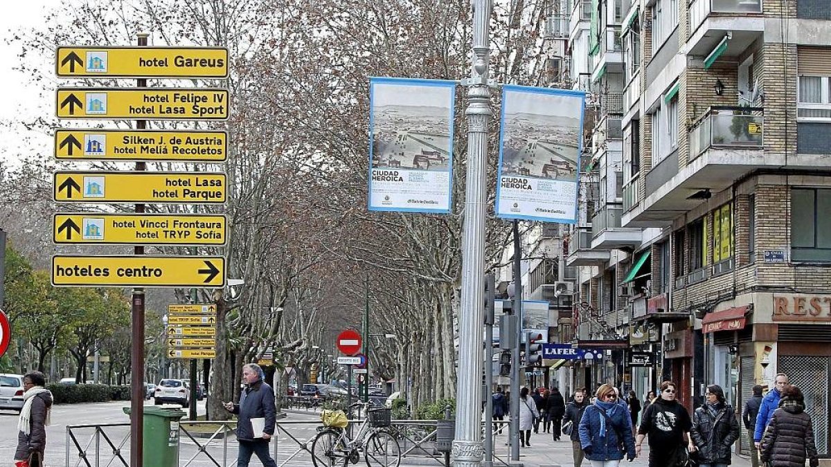 Señalización vertical en el Paseo Zorrilla que indica la ubicación de alguno de los hoteles de Valladolid.-J.M. LOSTAU