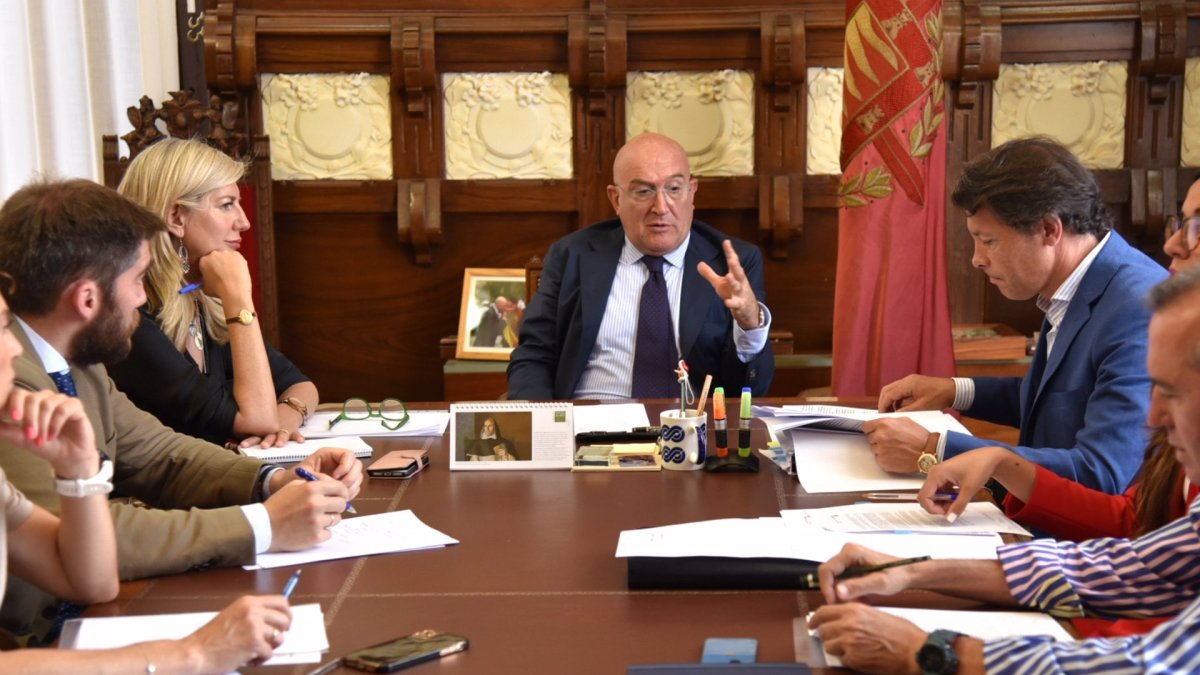 Jesús Julio Carnero preside la reunión de la Junta de Gobierno. EUROPA PRESS