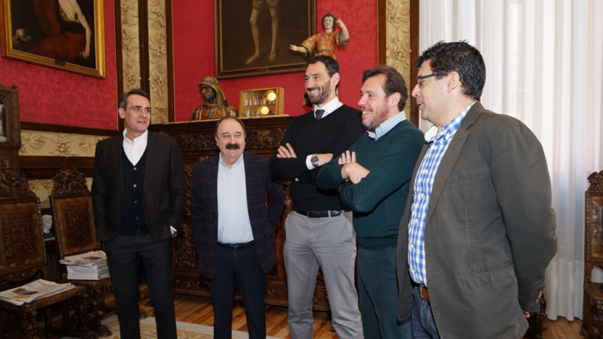 Montero, Sainz, Garbajosa, Puente y Bustos, ayer en el Ayuntamiento.-EL MUNDO