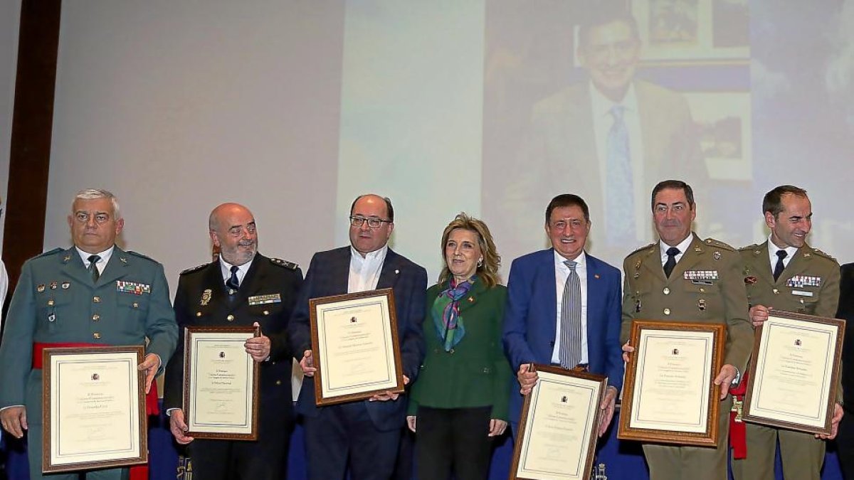 Francisco Javier Sualdea, Jorge Zurita, Manuel Muiños, María José Salgueiro, Jesús Fonseca, José Rivas y Vicente González ayer durante la entrega de los premios.-ICAL