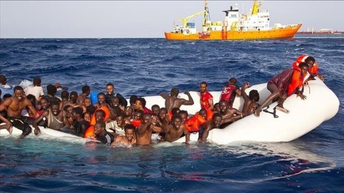 Momento en que varios inmigrantes son rescatados el lunes en alta mar cerca de la costa italiana.-ONG SOS MEDITERRANEE