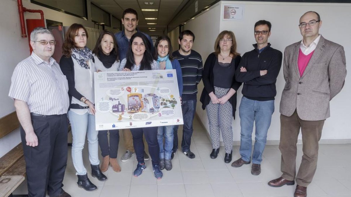 El equipo de investigación sujetando un esquema del proyecto.-Santi Otero