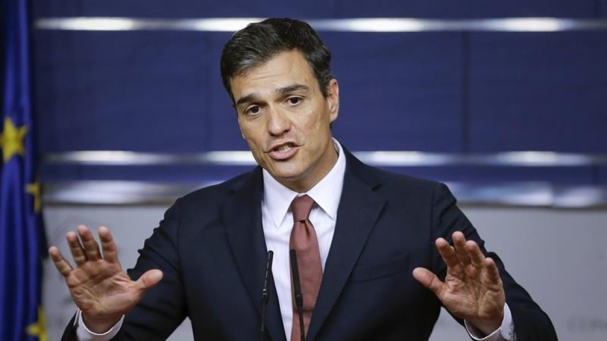 El secretario general del PSOE, Pedro Sánchez, durante la rueda de prensa posterior a la reunión que ha mantenido hoy con el presidente del Gobierno en funciones, Mariano Rajoy.-EFE / EMILIO NARANJO
