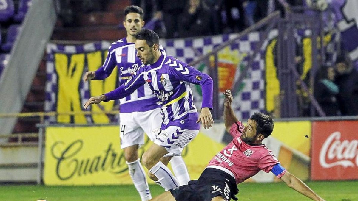 Guzmán intenta salvar el marcaje de Aitor Sanz.-J.M. Lostau