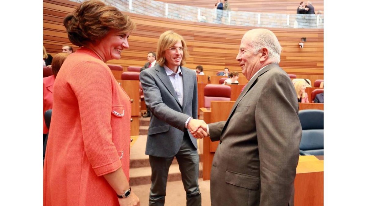 El procurador del Común, Javier Amoedo, presenta el informe anual de la institución correspondiente al año 2014 ante el pleno de las Cortes de Castilla y León. Junto a él, el portavoz de Podemos, Pablo Fernández, y la consejera de Cultura y Turismo, Josef-Ical