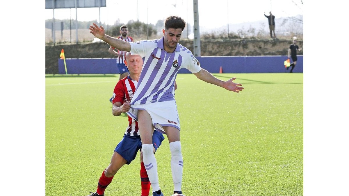 Mollejo agarra del pantalón a Kike Pérez en una jugada del encuentro.-MIGUEL ÁNGEL SANTOS